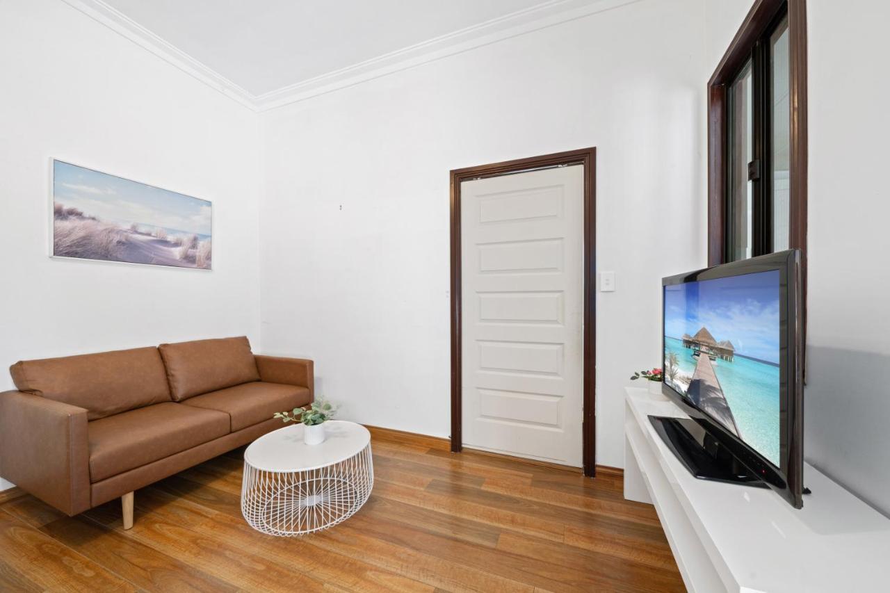 Spacious 1 Bedroom Guest House With Free Parking Sydney Bagian luar foto
